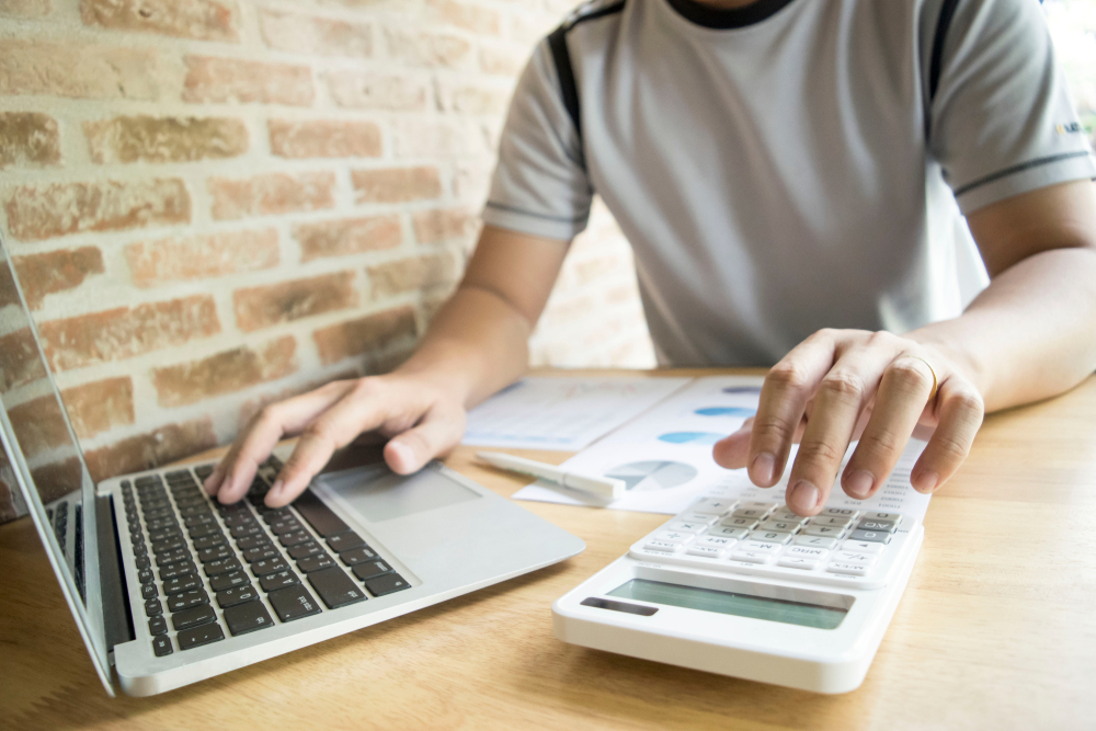 A,Company,Is,Calculating,Its,Finances.,Seriously,To,Prepare,Payroll Switching construction payroll software